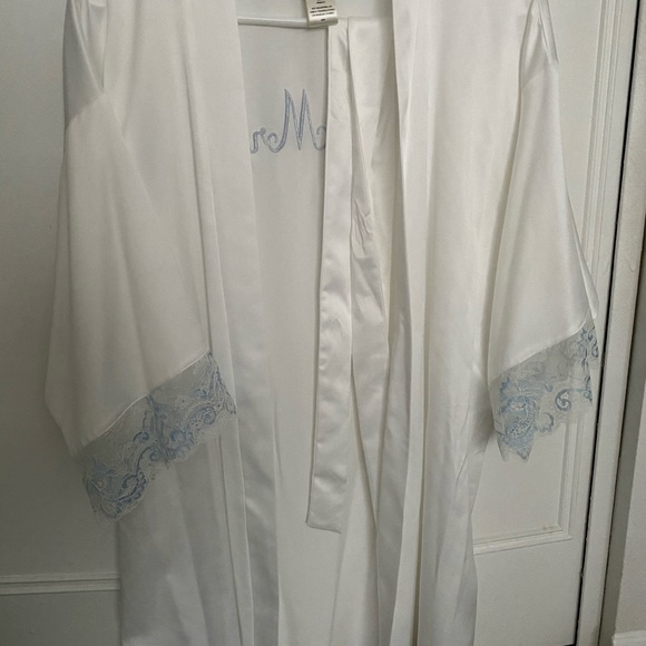 Beautiful silk wedding robe - Picture 4 of 5